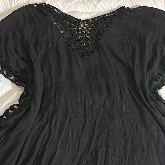 Lovely cover up - Picture 2 of 3